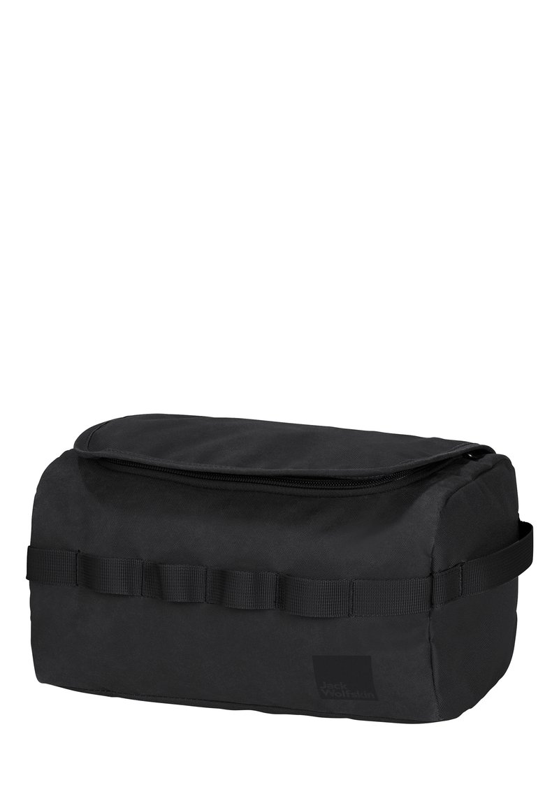 Bolsa de almacenamiento de tela negra con forma rectangular, parte superior con cremallera y lados planos. Presenta acentos de cintas horizontales y etiqueta de logo.