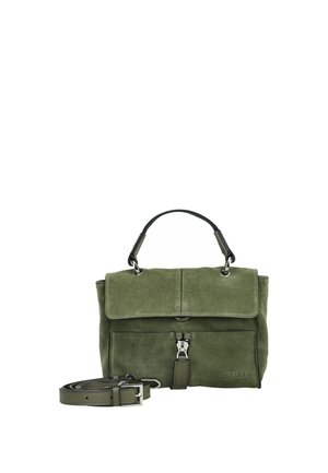Petit sac à main en daim vert olive avec poignée supérieure, rabat frontal, fermoir argenté et bandoulière amovible à côté.