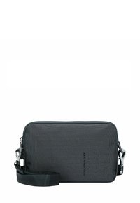 Bolso rectangular negro con superficie texturizada, cierre de cremallera, correa ajustable y detalles en hardware plateado. Diseño compacto para llevar lo esencial.
