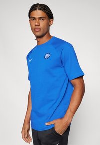 Nike Performance INTER M TRAVEL TOP - Klub merchandise - lyon blue/sanddrift