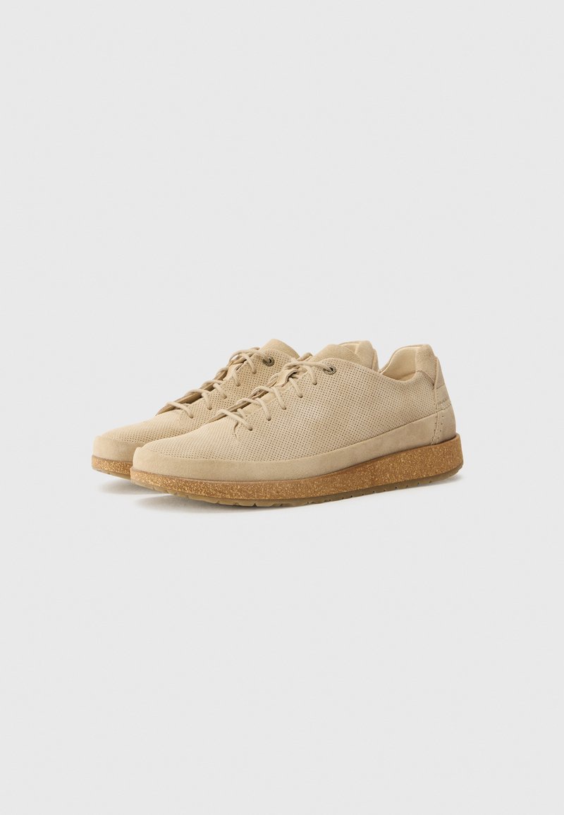 Beige Sportschuhe mit einem strukturierten Mesh-Obermaterial und Wildleder-Akzenten. Verfügt über eine Schnürung und eine korkähnliche strukturierte Sohle.
