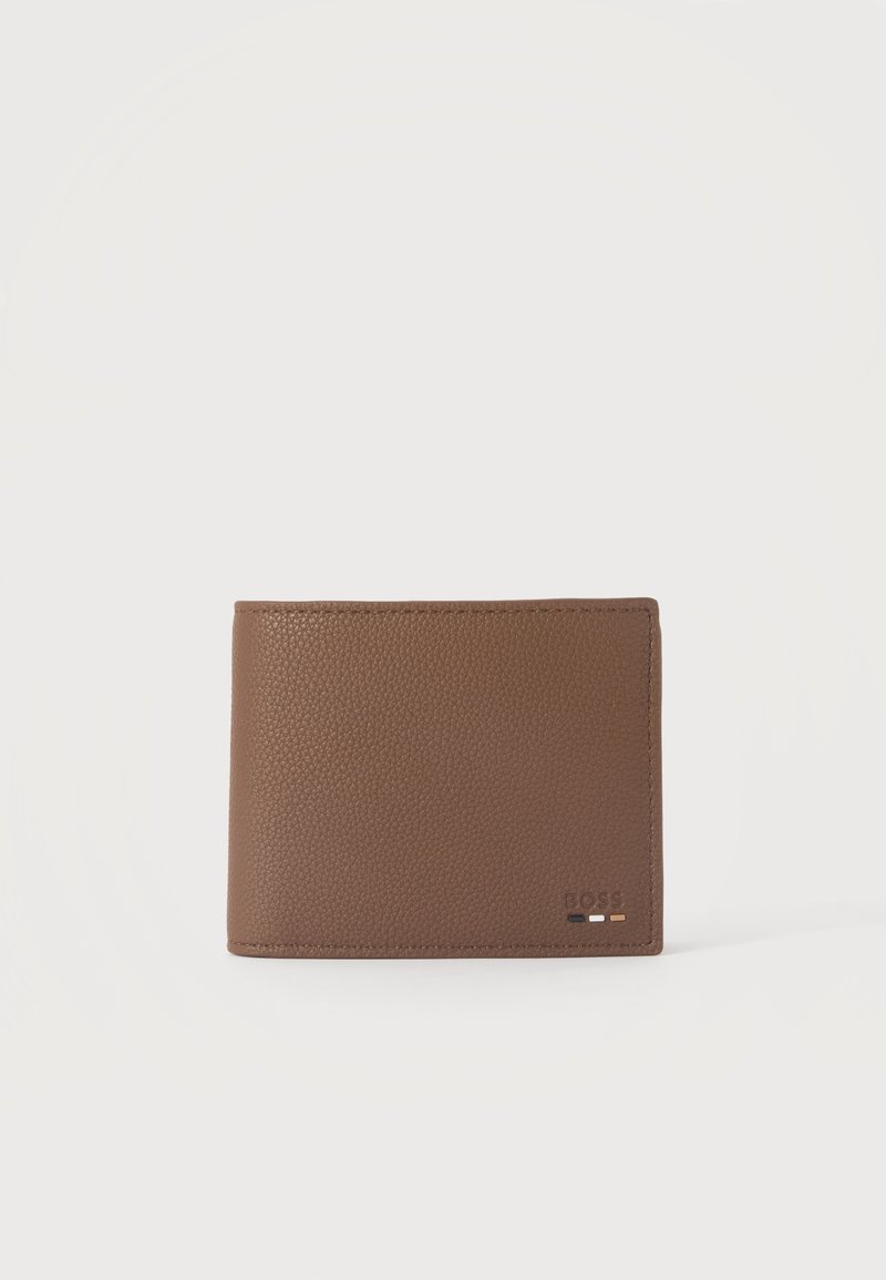 Portefeuille bifold en cuir texturé marron avec petit logo de marque embossé et détail tricolore en bas à droite.