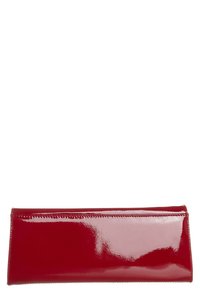 Rode lakleren clutch met een rechthoekige vorm, glanzende textuur en minimalistisch ontwerp. Voorzien van een ritssluiting langs de bovenrand.