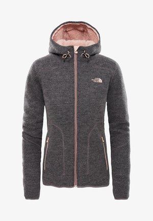 Chaqueta de forro polar gris con un interior rosa, presenta un cierre frontal, dos bolsillos laterales y una capucha. Logo exhibido en el lado izquierdo del pecho.