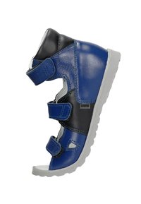 Modré a černé sandály s lesklým koženým svrškem, suchými zipy, otevřenou špičkou a texturovanou bílou gumovou podrážkou.