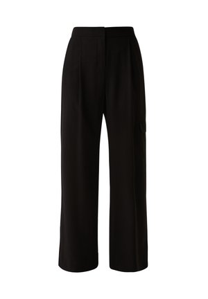 Czarne, szerokie spodnie wykonane z gładkiego materiału. Posiadają talię z plisami i boczną kieszeń. Czysty, minimalistyczny design.