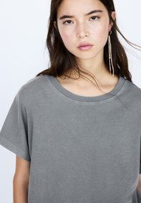 PULL&BEAR SHORT SLEEVE - T-shirt basic - grey