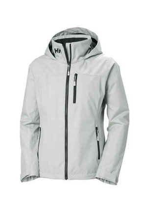 Chaqueta impermeable gris claro con cuello alto, capucha ajustable, cremallera frontal y bolsillos negros con cremallera. Textura suave, diseño minimalista.