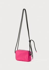 Rózsaszín testtáska sima anyagból, téglalap alakú, fekete kötélpánttal és rózsaszín részletekkel ellátott cipzáras záródással.