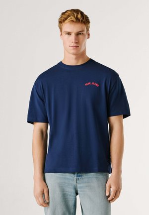 Marineblaues Baumwoll-T-Shirt mit kurzen Ärmeln und Rundhalsausschnitt, mit rotem "PEPE JEANS" Text, der auf der linken Brust aufgestickt ist.