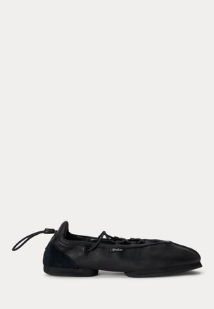 Ballerine plate en cuir noir avec lacets, bout arrondi, petit talon et étiquette de la marque Polo sur le côté.