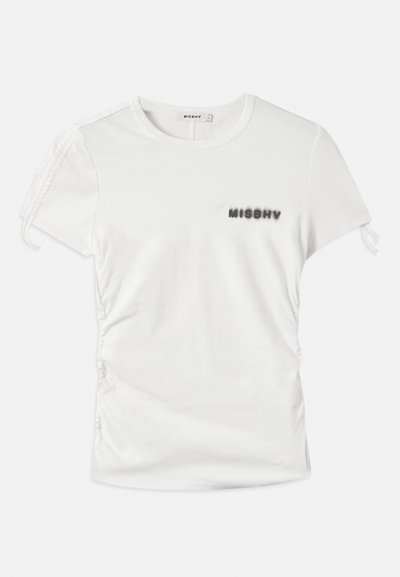 T-shirt bianco a maniche corte con arricciature laterali e la scritta "MISBHV" stampata in lettere nere sfocate sul lato sinistro del petto.