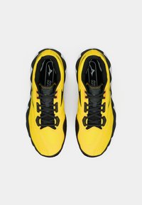 Baskets de course jaunes avec des accents noirs, tige en mesh texturé et lacets noirs. Dotées d'une semelle rembourrée et d'un logo sur la semelle intérieure.