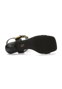 Zwarte hoge hak sandaletten met een soepele leren bovenkant, verstelbare band met een gouden gespaccent en een getextureerde rubberen zool voor extra grip.