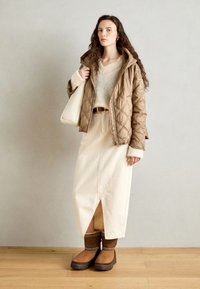 UGG CLASSIC MINI TRAILGAZER - Zimski škornji - chestnut