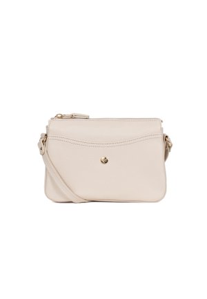 Sac bandoulière en cuir beige avec poche avant plaquée, détail bouton doré, fermeture éclair et sangle réglable sur fond blanc.