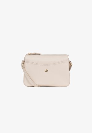 Beżowa skórzana torebka na ramię z przednią kieszenią z wsuwką, złotym guzikiem, zamkiem błyskawicznym i regulowanym paskiem na białym tle.