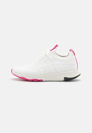 Witte sportieve schoen met roze accenten, gestructureerde bovenkant, ademend ontwerp en gespikkelde zool. Beschikt over een gevoerd kraag en vetersluiting.