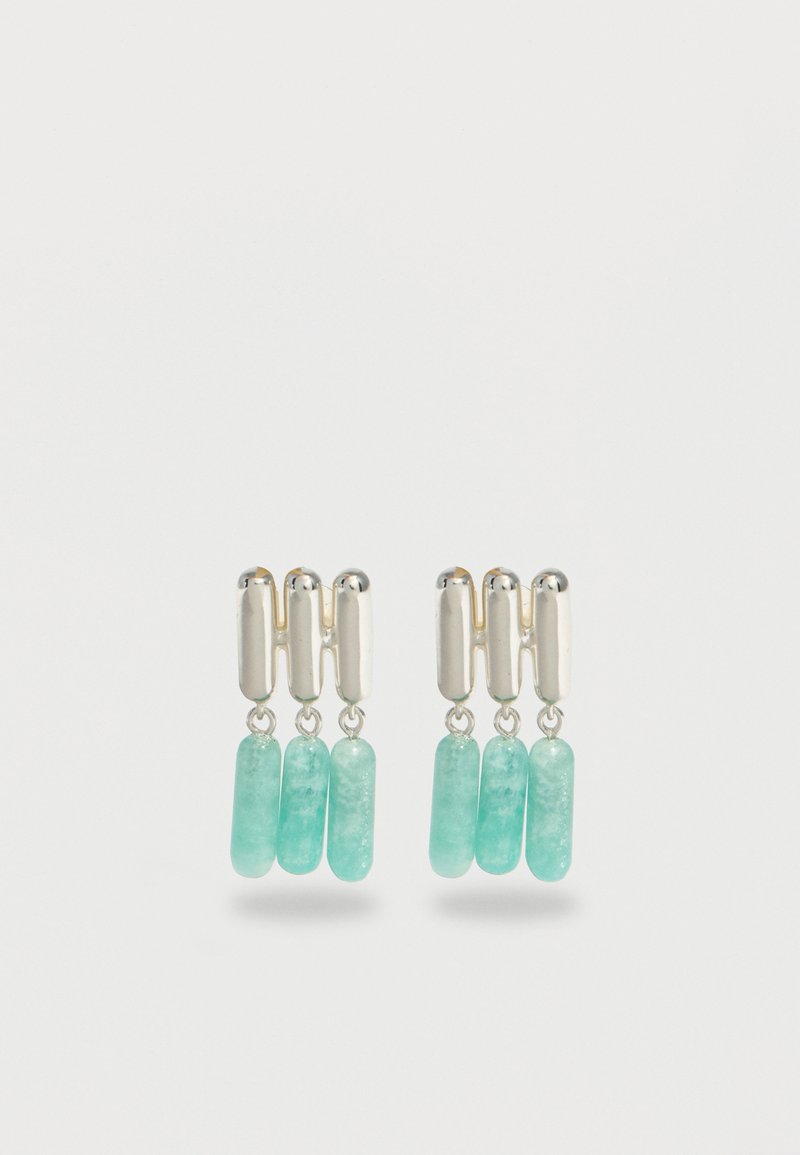 Ασημένια σκουλαρίκια με τρεις κάθετους κυλινδρικούς χάντρες χρώματος γαλάζιο νερού που κρέμονται από μια συνδεδεμένη ασημένια δομή ράβδου.