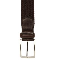 Cinturón elástico trenzado marrón con un lazo de cuero suave y una hebilla de metal plateado, que presenta una forma rectangular y un patrón de trenzado apretado.