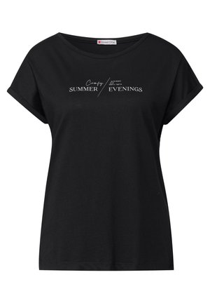 Czarna koszulka z krótkim rękawem wykonana z bawełny, o luźnym kroju, z białym napisem "Wygodne letnie wieczory."