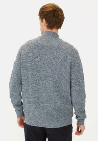 Grau und navy gestrickter Pullover mit einem strukturierten Muster, hohem Kragen und gerippten Bündchen,Featuring einem lockeren Schnitt und einem schlichten Rückendesign.