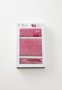 Nike trojdelen komplet v roza barvi vključuje bodi, hlače in copatke. Ponaša se z teksturiranim dizajnom z večkratnimi logotipi Nike in varno embalažo.