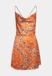 Satin-Orange-Kleid mit dünnen Trägern, das mit einem Paisleymuster und floralen Akzenten verziert ist, und einem lockeren Schnitt, der an der Taille cinched.