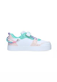 Sneaker bianco con accenti di glitter turchese, rosa e viola, dotato di una chiusura in Velcro, tessuto texture e una fascia decorativa sul tallone.