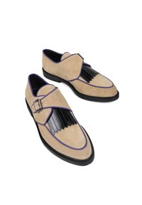 Zamszowe buty w jasnym odcieniu brązu z czarnym frędzlem, fioletowym wykończeniem, klamrą oraz wyprofilowanym noskiem. Czarna gumowa podeszwa.