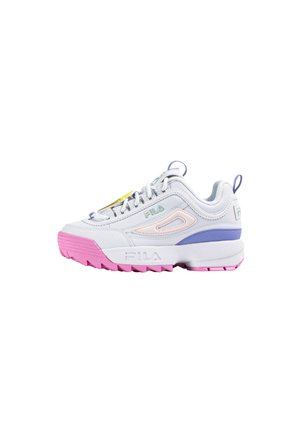 Hvid sneaker med pink og lilla accenter, tekstureret læder og mesh overdel, tyk sål og Fila-logo i lysegrøn og pink.