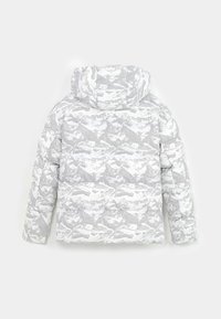 Veste matelassée avec motif de montagne gris et blanc, capuche et poignets élastiques ; texture lisse avec sections matelassées.