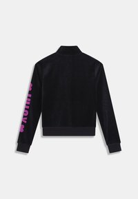 Fekete bársony dzseki állógallérral, hosszú ujjakkal és rózsaszín "HAPPY" felirattal a bal ujjon. Puha tapintású, rövidített fazon.