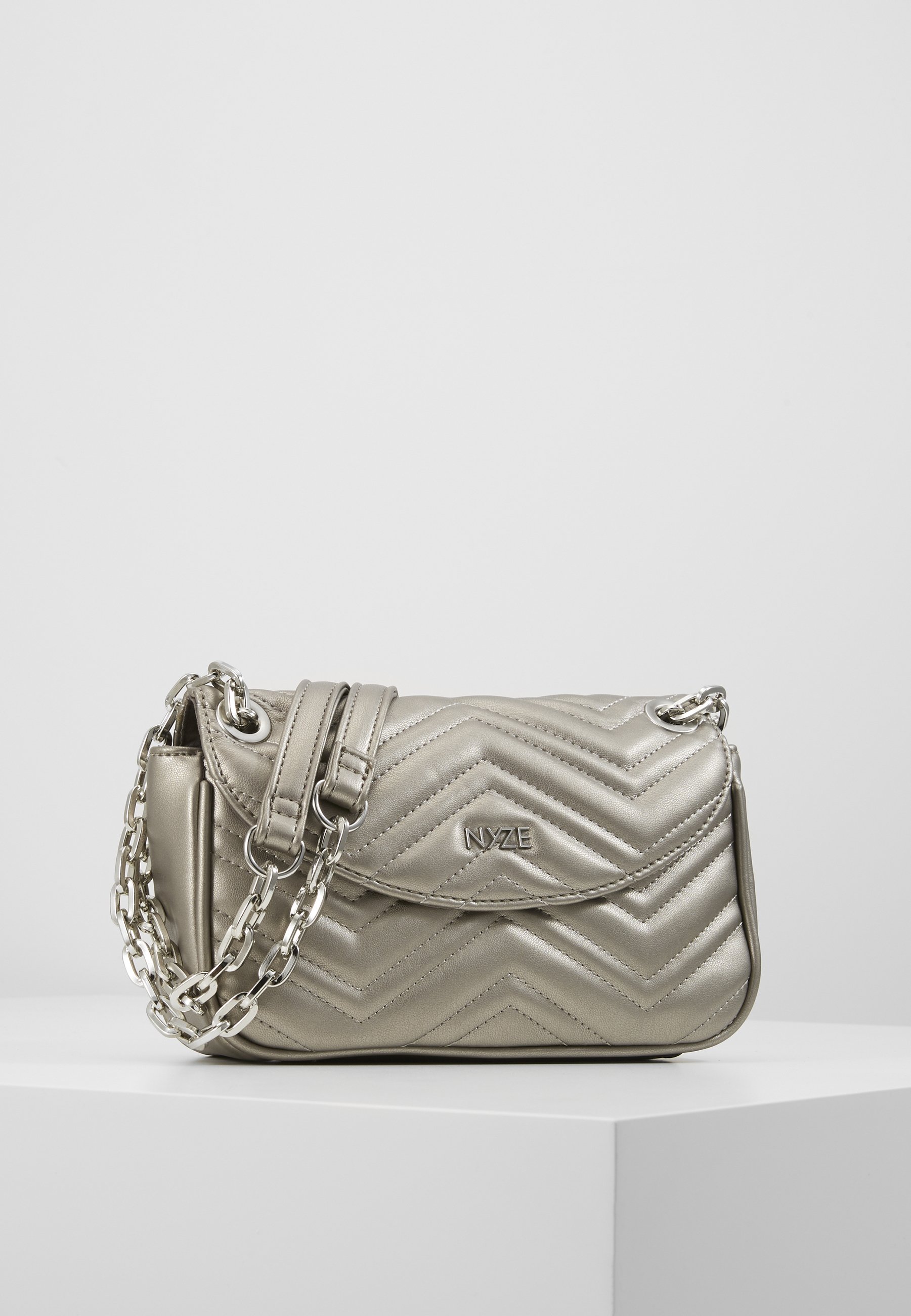 Nyze CROSSBODY BY LAURA JOELLE Skulderveske silver Nyze CROSSBODY BY LAURA JOELLE Skulderveske black
