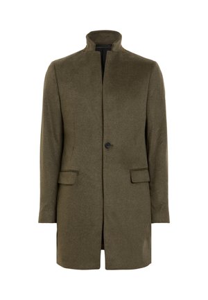 Palton din lână de culoare verde măsliniu, cu guler înalt, închidere cu un singur nasture negru și două buzunare frontale; textură netedă și croială ajustată.