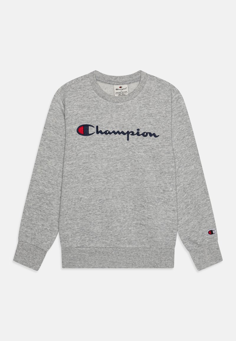 Sudadera gris hecha de tela suave con cuello redondo. Presenta el logo "Champion" en azul marino, detalles en rojo y puños acanalados.