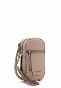 Kávově hnědá prošívaná crossbody taška se zipem, přední kapsou a třásňovým akcentem; obsahuje stříbrnou značkovou desku.
