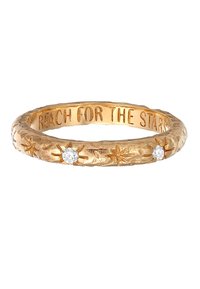 Goldfarbene Bandring mit strukturiertem Oberflächen, graviert mit dem Satz "GREIFE NACH DEN STERNEN", geschmückt mit zwei kleinen klaren Steinen.