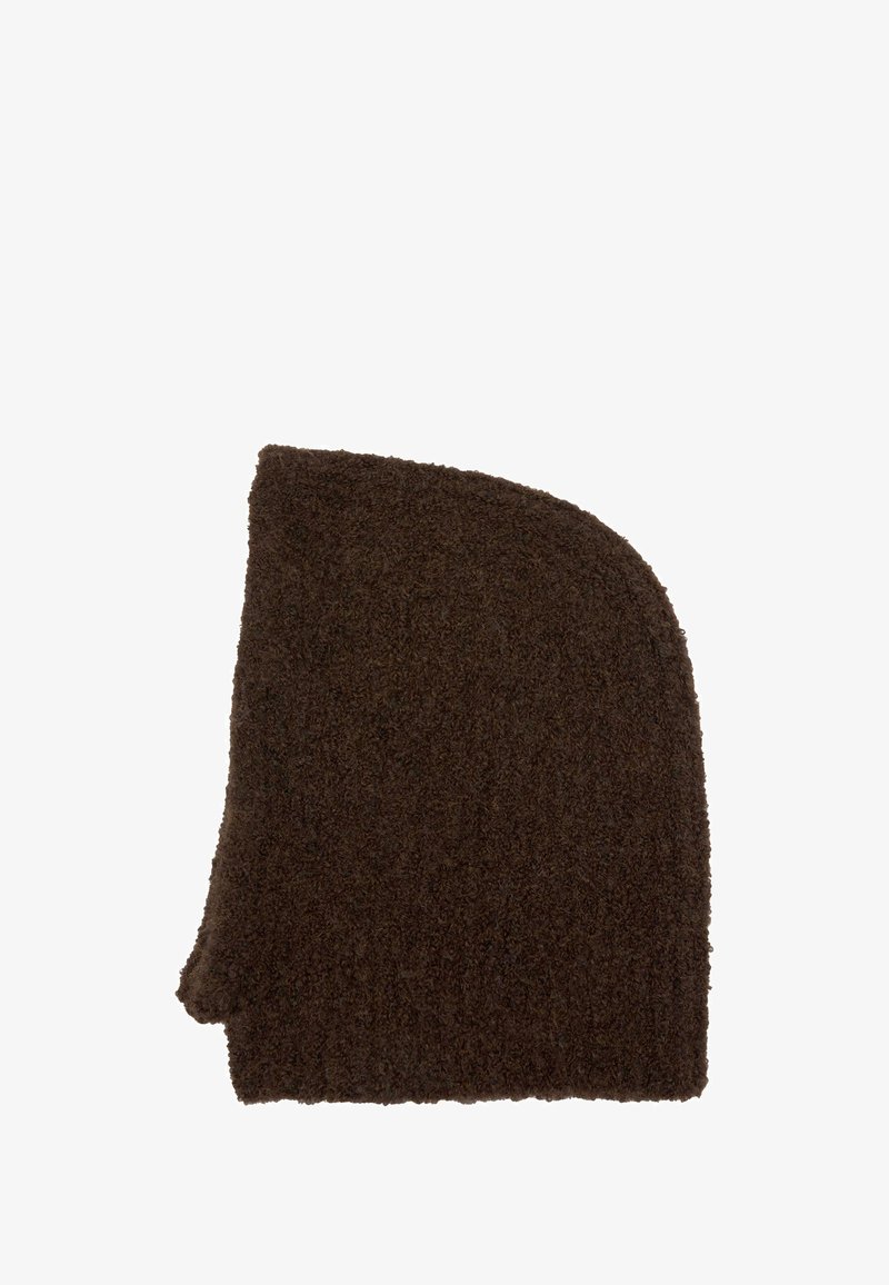 Caciulă tricotată maro, cu textură moale, vârf rotunjit și margine pliată. Design simplu, fără modele sau accente vizibile.