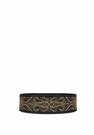 Cinturón negro con bordado dorado detallado en patrones ornamentales simétricos a lo largo de toda la longitud.