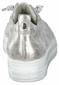 Stříbrné metalické sneakers s texturovaným svrškem, elastickými tkaničkami a bílou gumovou podrážkou. Na patě je umístěna odznak s logem a mají zaoblený tvar.