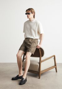 Les Deux Rövidnadrágok - brown