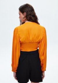 adL SHIRRED WITH DRAPED SLEEVE - Bluse - orange