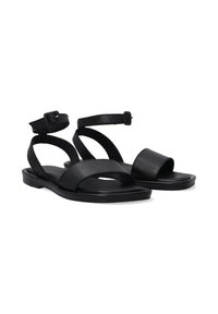 Zwarte leren sandalen met een platte zool, enkelriem met gesp en brede voorbanden. Minimalistisch ontwerp met een zachte textuur.