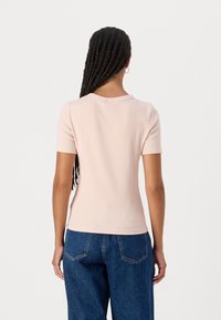 Calvin Klein Jeans LABEL FITTED TEE - Basic póló - peach whip