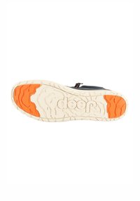 Chaussures avec une semelle en caoutchouc texturée, présentant une touche d'orange. La partie supérieure est sombre avec un motif en zigzag, conçue pour l'adhérence et la flexibilité.