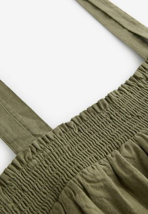 Olivengrünes Kleid mit breiten Trägern und gerafftem Oberteil. Der Stoff ist leicht, mit subtiler Textur und einem fließenden Saum.