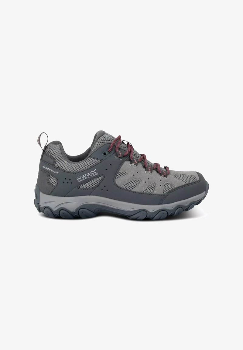 Grau und dunkelgrauer wasserdichter Wanderschuh mit dunkelroten Schnürsenkeln, Mesh-Gewebe, Gummisohle und "Regatta Great Outdoors"-Logo an der Seite.