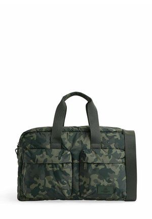 Camouflage-print duffelbag lavet af polstret stof, med to frontlommer, korte håndtag og en aftagelig skulderrem.