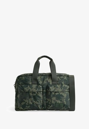 Bolsa de deporte con estampado de camuflaje, fabricada con tela acolchada, cuenta con dos bolsillos frontales, asas cortas y una correa de hombro desmontable.